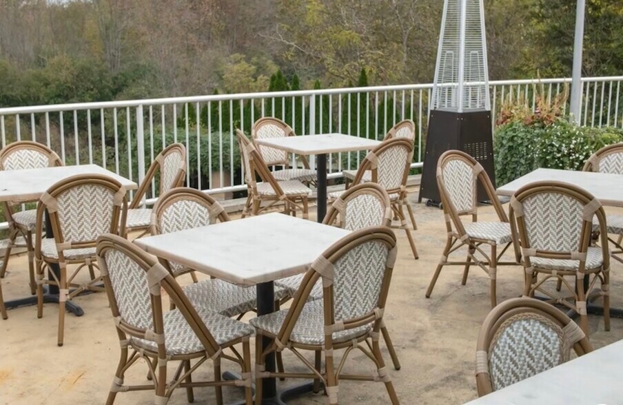 More Photos Of 8185 Holly Rd, Grand Blanc General Retail For Lease