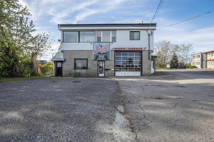 More Photos Of 146 Stewart Blvd, Brockville Light Manufacturing For Sale