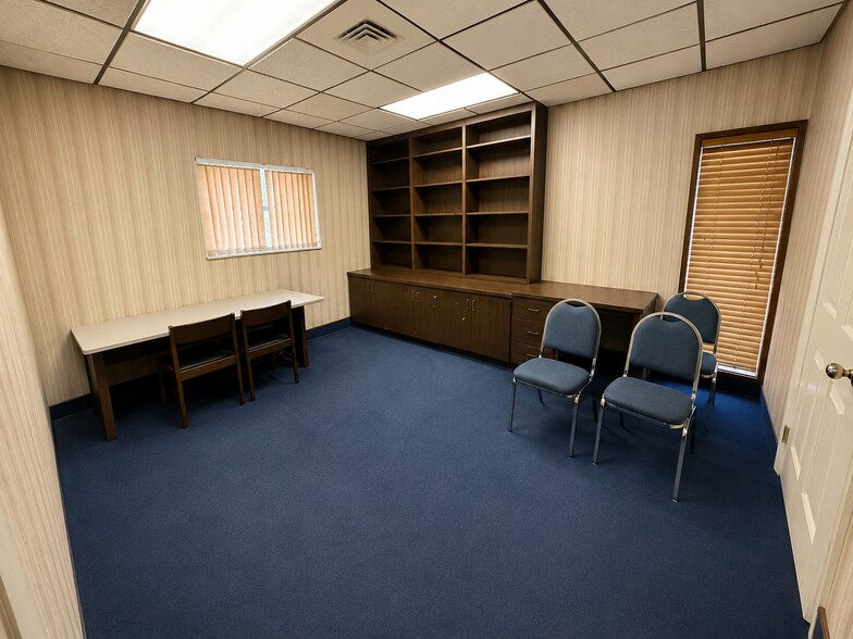 More Photos Of 400 Webster St, Leesburg Office For Lease