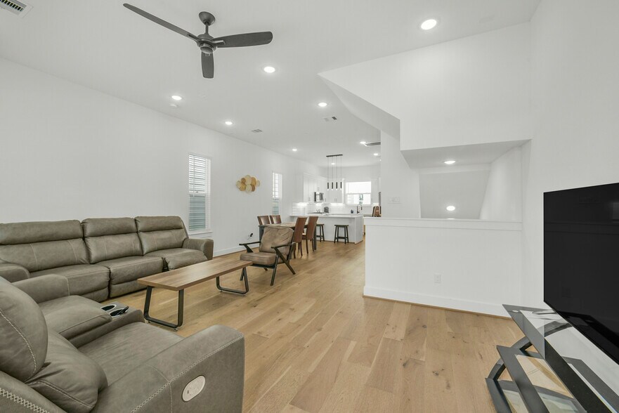 More Photos Of 316 Thornton Rd, Houston Apartments For Sale