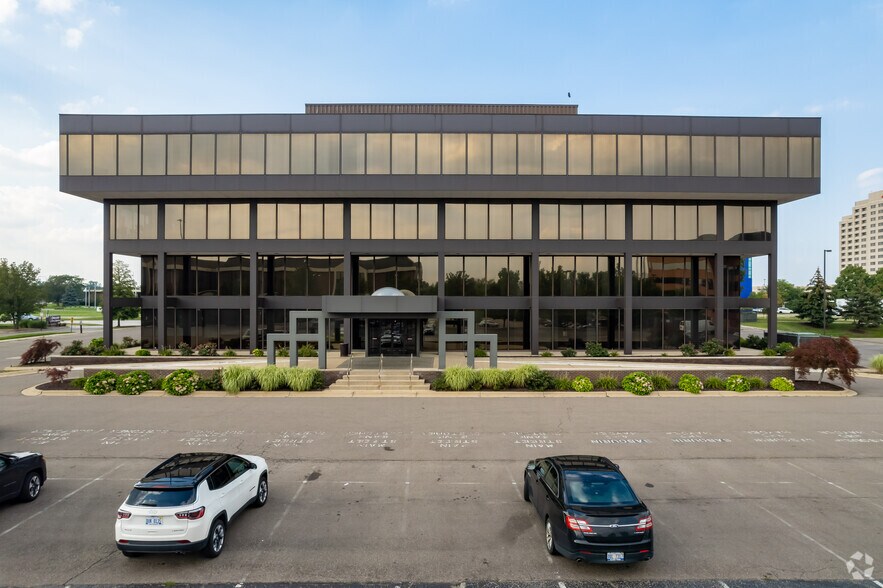 More Photos Of 363 W Big Beaver Rd, Troy Office For Lease