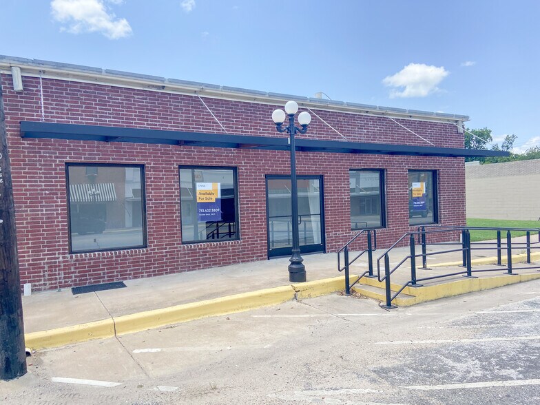 More Photos Of 104 N Robb, Trinity Storefront Retail Office For Sale