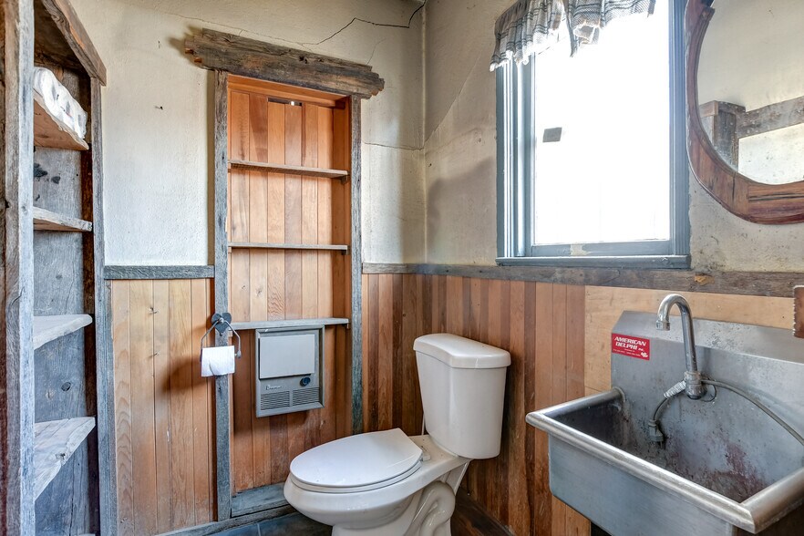 More Photos Of 495 E Z St, Prescott Showroom For Sale