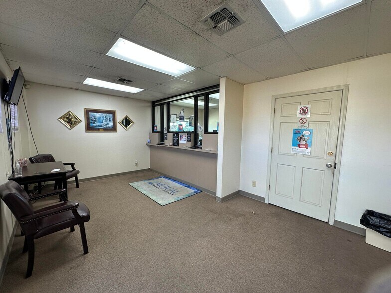 More Photos Of 59 Yorkville Park Sq, Columbus Bank For Sale