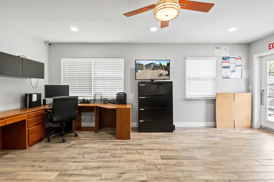 More Photos Of 5424 Edgewater Dr, Orlando Flex For Lease