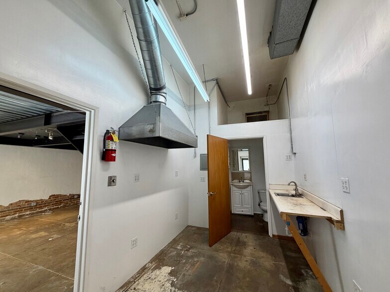 More Photos Of 1813-1827 Lincoln Blvd, Venice Storefront For Lease