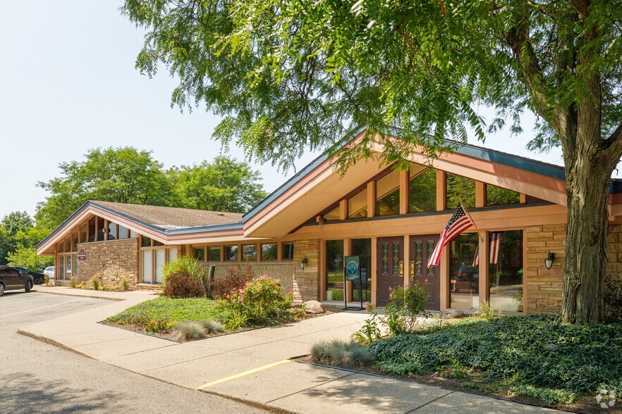 Primary Photo Of 809 Center St, Lansing Medical For Sale