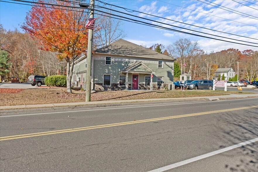 More Photos Of 13 N Main St, East Hampton Showroom For Sale