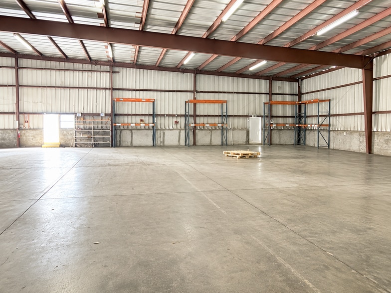 More Photos Of 711 Enterprise St, Laredo Warehouse For Lease