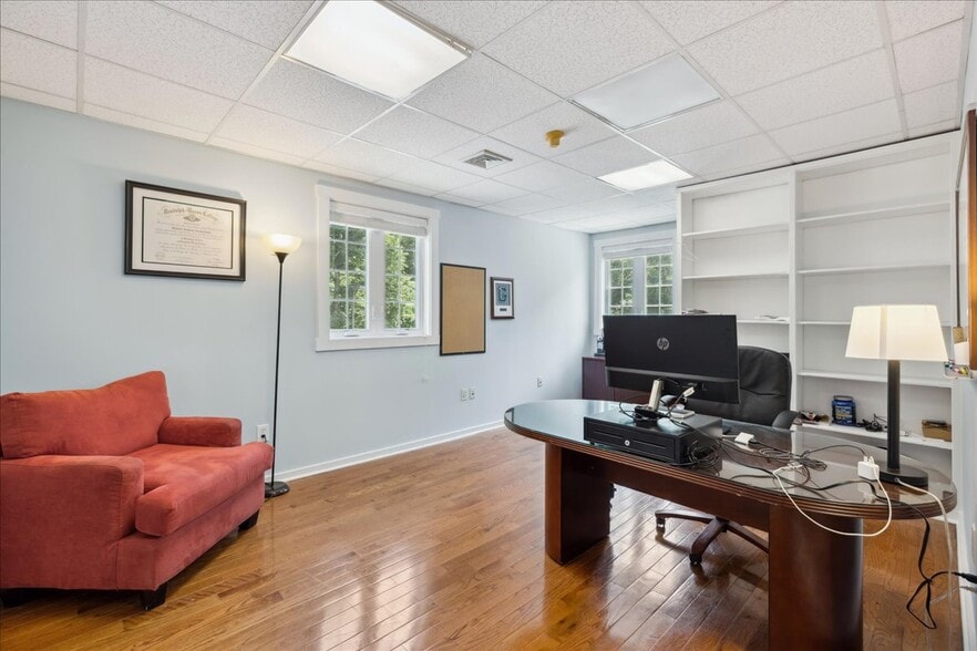 More Photos Of 10 Mystic Ln, Malvern Loft Creative Space For Sale