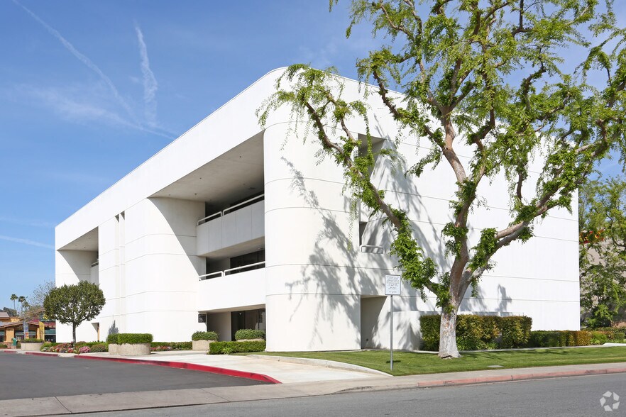 More Photos Of 5555 California Ave, Bakersfield Office For Lease