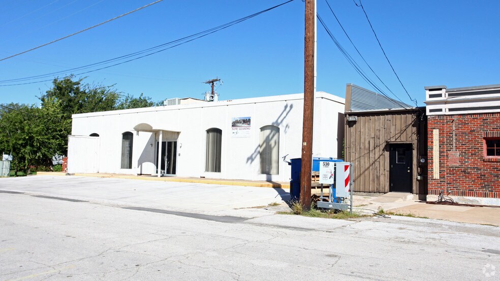 More Photos Of 530 S Main St, Grapevine Freestanding For Lease