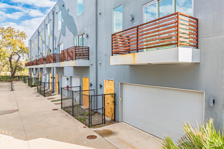 More Photos Of 707 W Commerce St, Dallas Apartments For Sale