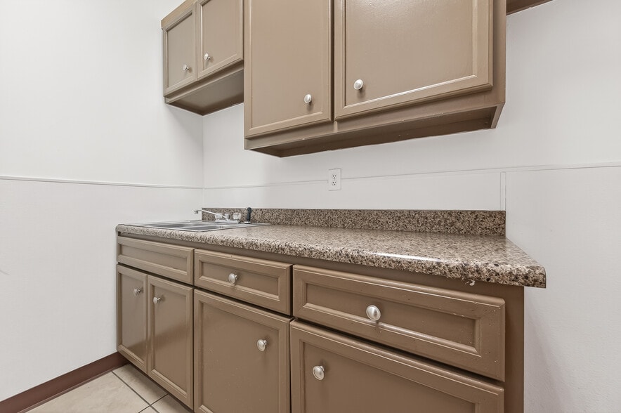 More Photos Of 10038 Grover Ln, Houston Warehouse For Sale
