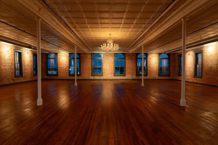 More Photos Of 119 W San Antonio St, Lockhart Storefront Retail Office For Sale