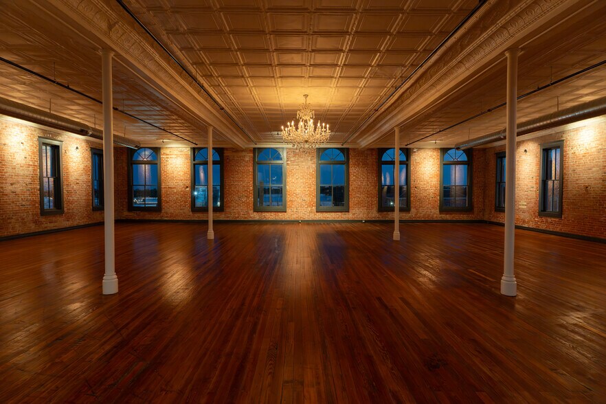 More Photos Of 119 W San Antonio St, Lockhart Storefront Retail Office For Lease