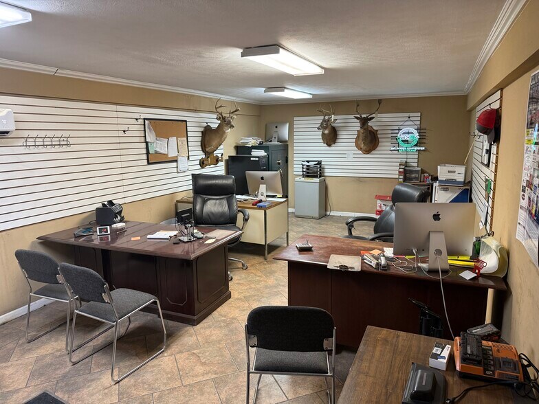 More Photos Of 2290 W Jeff Davis Hwy, Elkton Warehouse For Lease