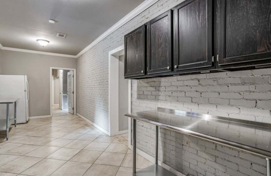 More Photos Of 544 N Main St, Crestview Storefront Retail Office For Sale