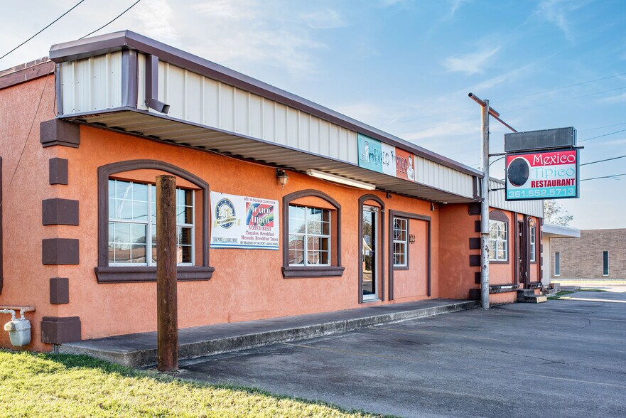 More Photos Of 421 N Virginia St, Port Lavaca Restaurant For Sale