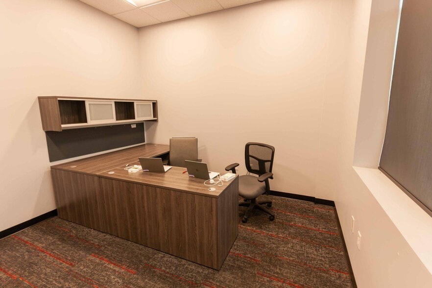 More Photos Of 7292 Greenridge Rd, Windsor Warehouse For Lease