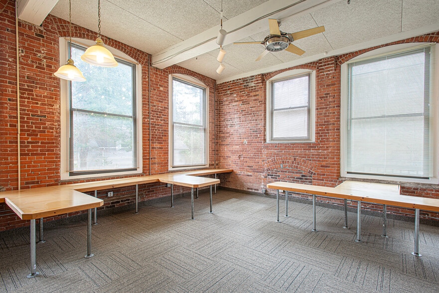 More Photos Of 320 Riverside Dr, Florence Office For Sale