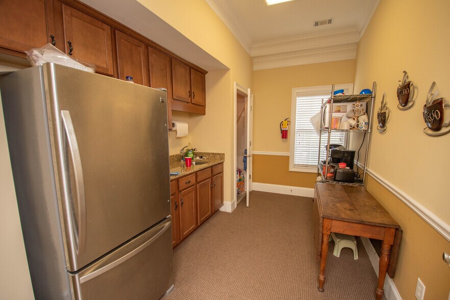 More Photos Of 1011 Woodridge Ln, Watkinsville Office For Lease