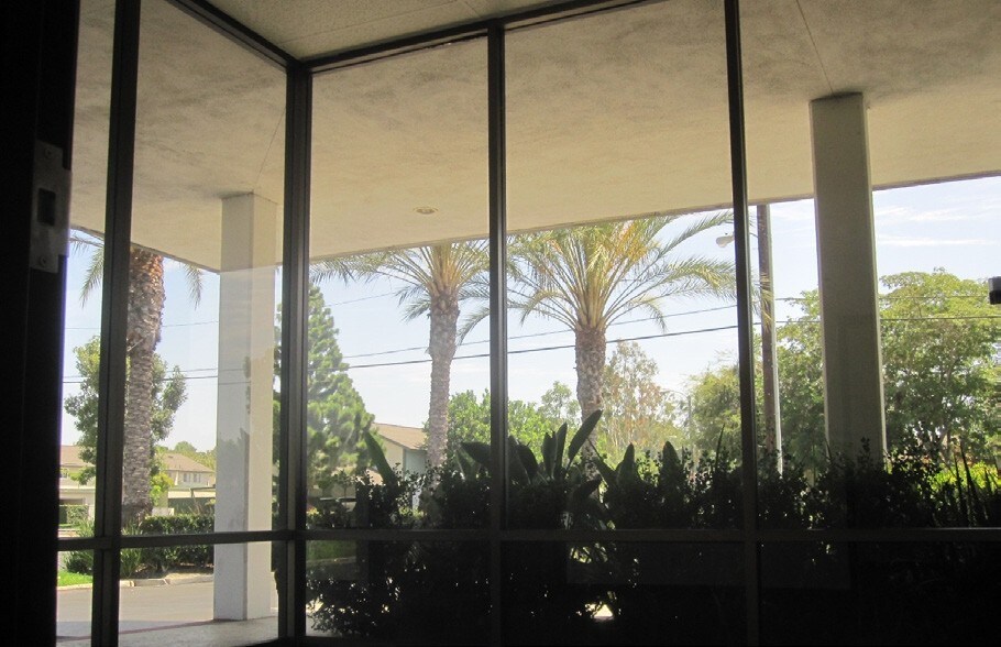 More Photos Of 301 W Dyer Rd, Santa Ana Manufacturing For Sale