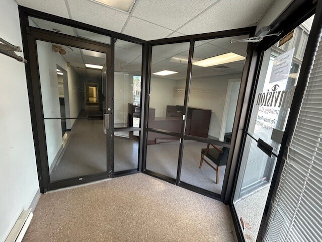 More Photos Of 7 Perimeter Rd, Manchester Light Manufacturing For Lease