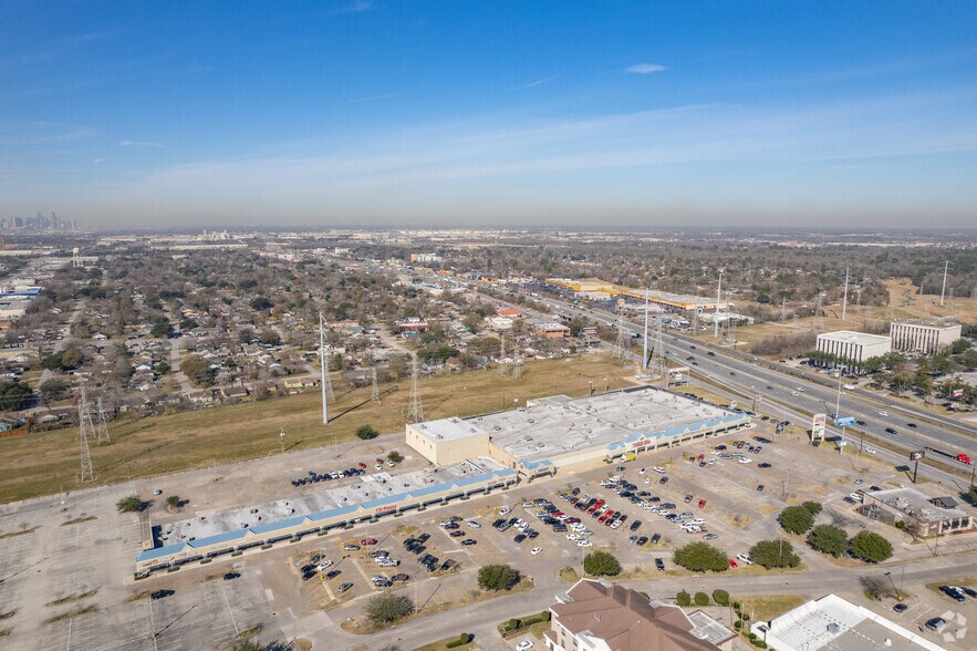 More Photos Of 11410-11430 East Fwy, Houston General Retail For Lease