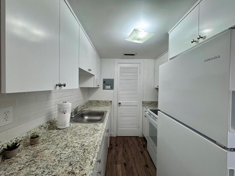 More Photos Of 202 Lucerne Ave, Lake Worth Apartments For Sale