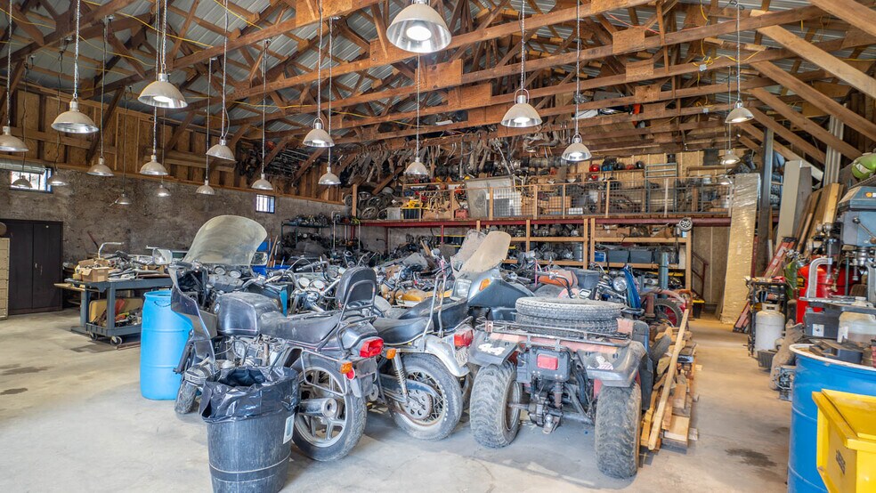 More Photos Of 105 E Couch St, Alton General Retail For Sale