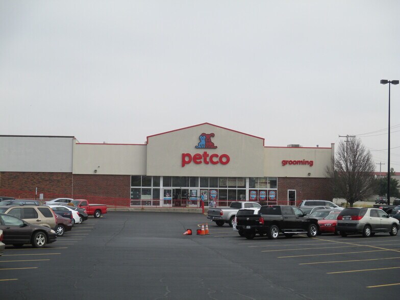 More Photos Of 200 N Greenbriar Dr, Normal General Retail For Lease