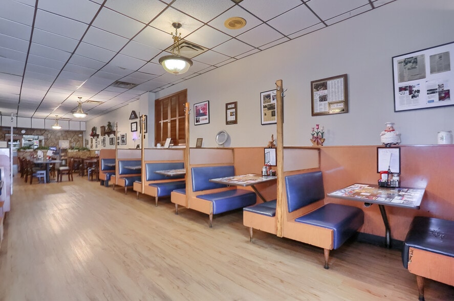 More Photos Of 463 Maplewood Ave, Ambridge Restaurant For Sale
