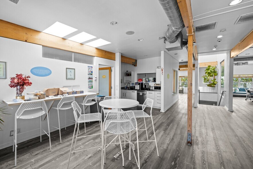More Photos Of 513 Boccaccio Ave, Venice Office For Lease
