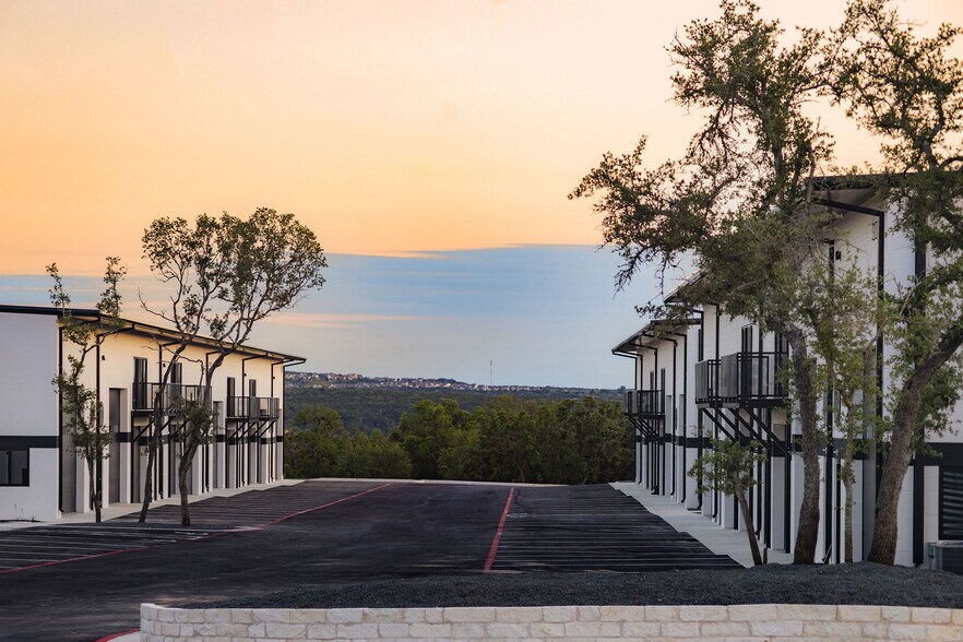 More Photos Of 15431 Fitzhugh Rd, Dripping Springs Showroom For Sale