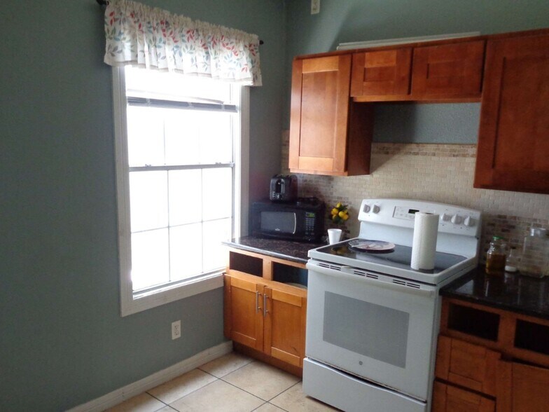 More Photos Of 16911 Pickering Rd, Conroe Warehouse For Sale