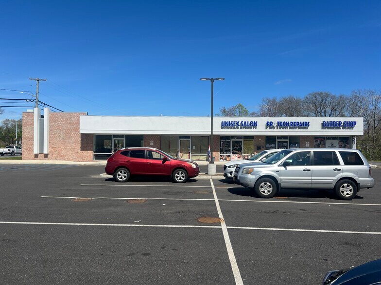 More Photos Of 1352 E Main St, Riverhead Freestanding For Lease