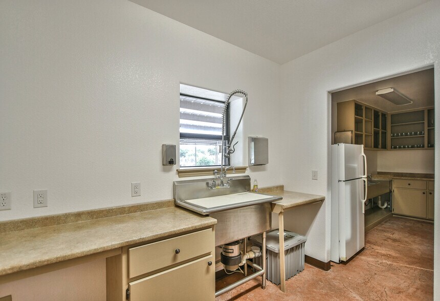 More Photos Of 202 Daisy Dr, Granbury Manufacturing For Sale