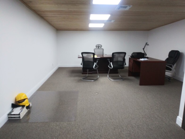 More Photos Of 5017 N Coolidge Dr, Tampa Warehouse For Lease