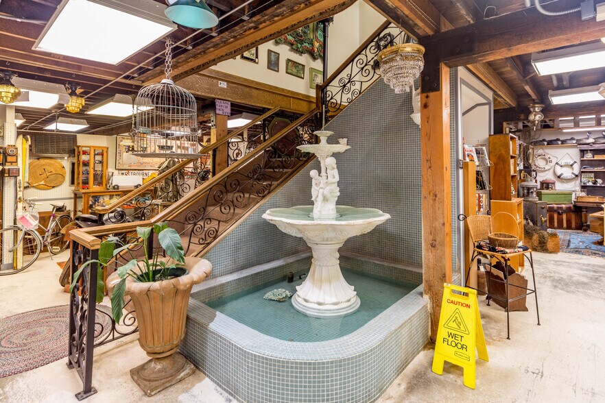 More Photos Of 802 Washington St, Port Townsend General Retail For Sale