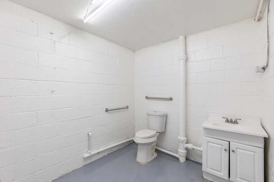 More Photos Of 769 Arnold Blvd, Abilene Flex For Sale