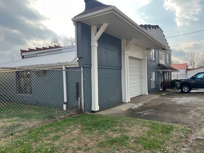 More Photos Of 1110 Dewey St, New Albany Flex For Sale