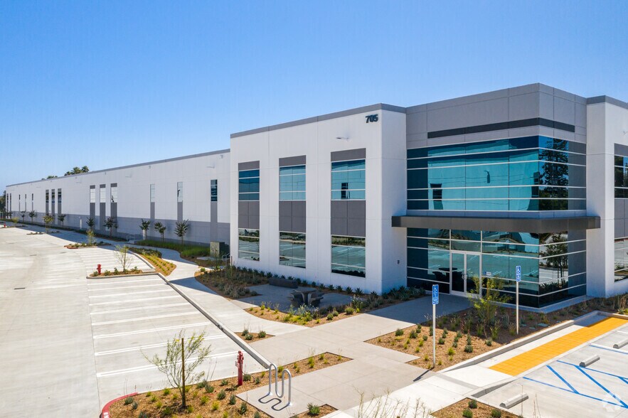 More Photos Of 650 E Dyer Rd, Santa Ana Warehouse For Lease