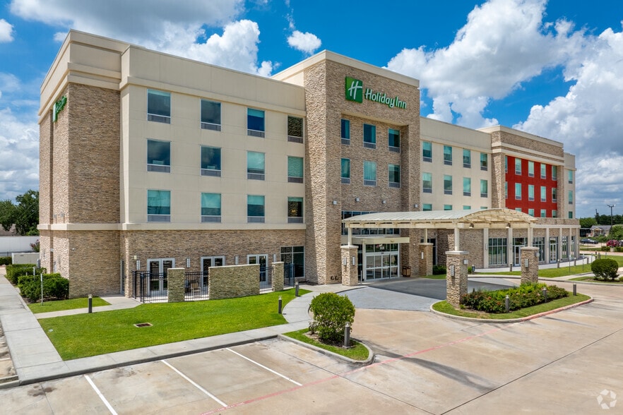 Primary Photo Of 3539 N Sam Houston Pky, Houston Hotel For Sale