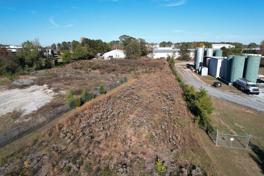 More Photos Of 16 Geneva Ct, Greenville Warehouse For Lease