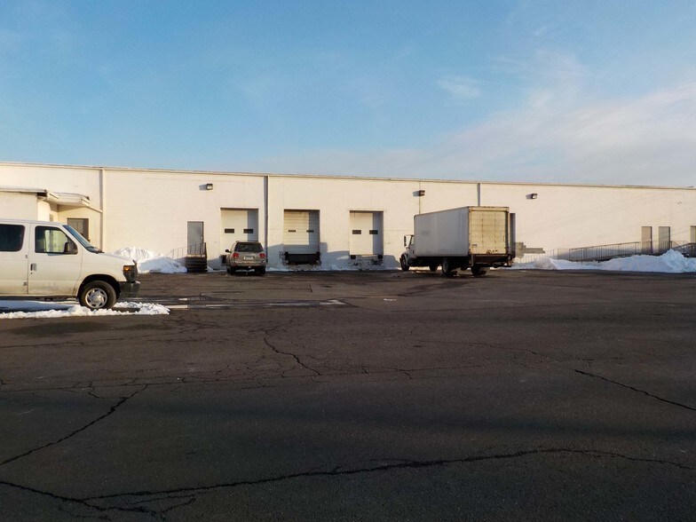 More Photos Of 222 Universal Dr, North Haven Warehouse For Lease
