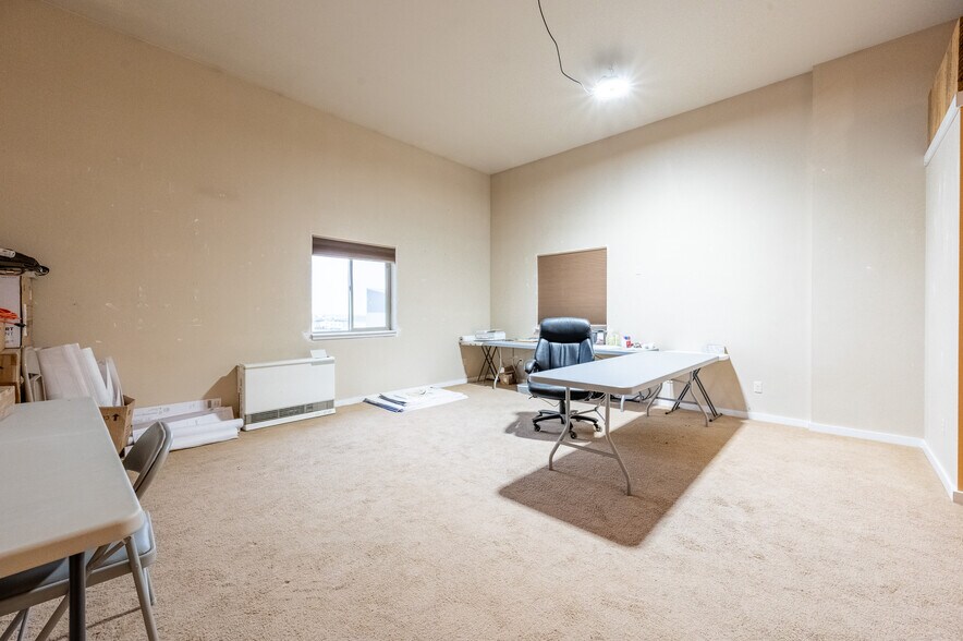 More Photos Of 211 Jetway Dr, Belgrade Flex For Sale