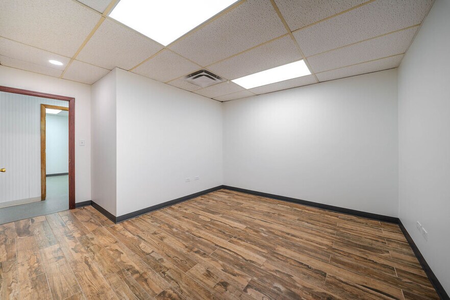 More Photos Of 670 E Calhoun St, Woodstock Flex For Lease