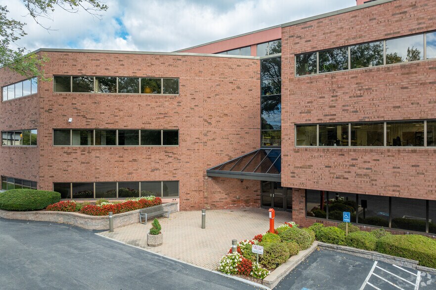 More Photos Of 135 Beaver St, Waltham Office For Lease