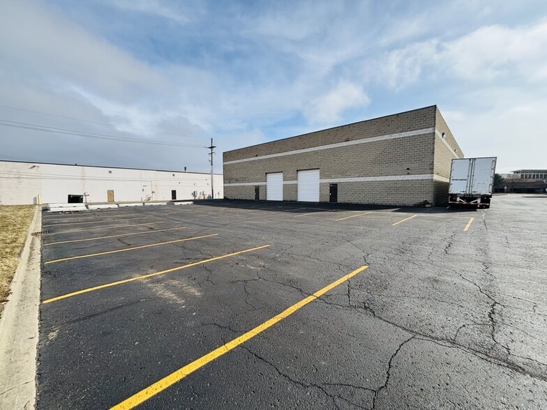 More Photos Of 25710 Northline Rd, Taylor Warehouse For Lease
